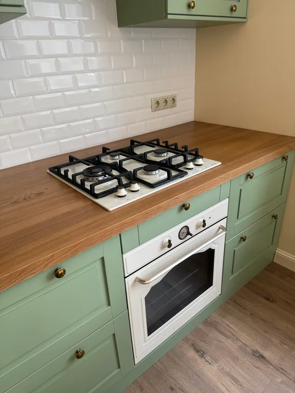 Солнечная квартира с мебелью из натурального дерева, рядом с морем