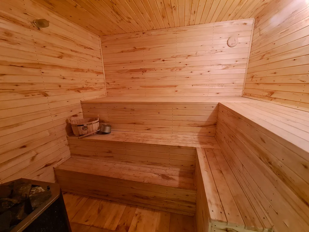 Дом с баней для большой семьи или дружной компании рядом с озером.