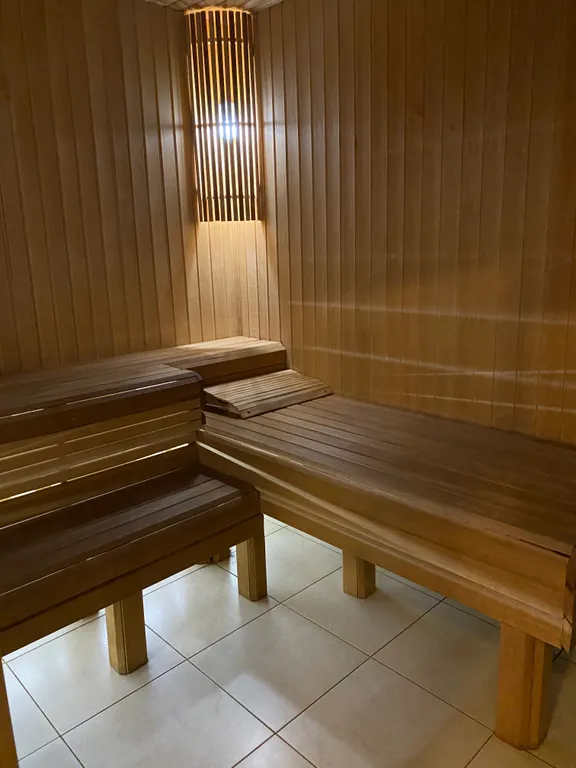 Домик с баней и террасой рядом с фонтанами Петродворца