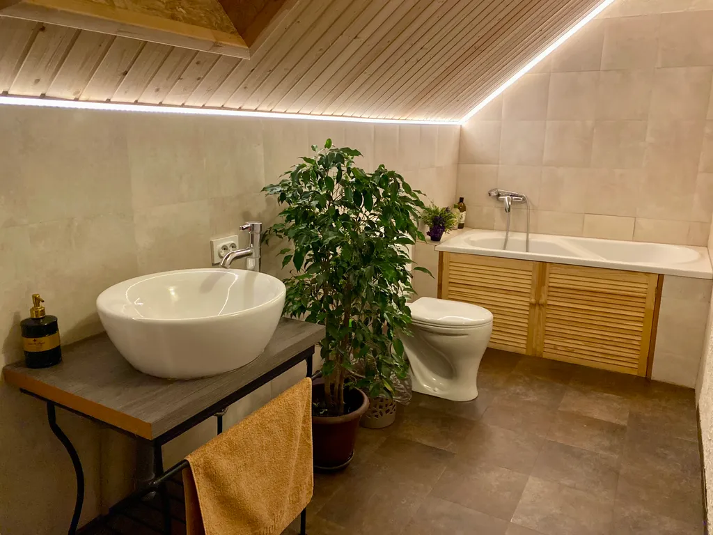 Дом с камином в лесу возле залива