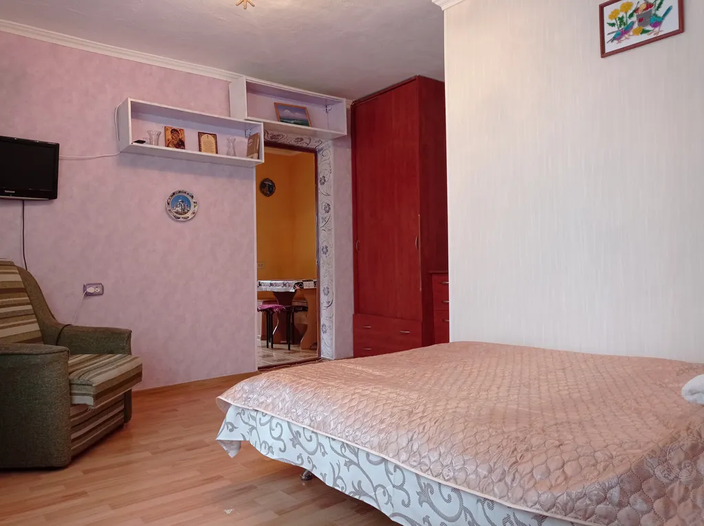 Небольшая, очень светлая и летом с приятной прохладой квартира