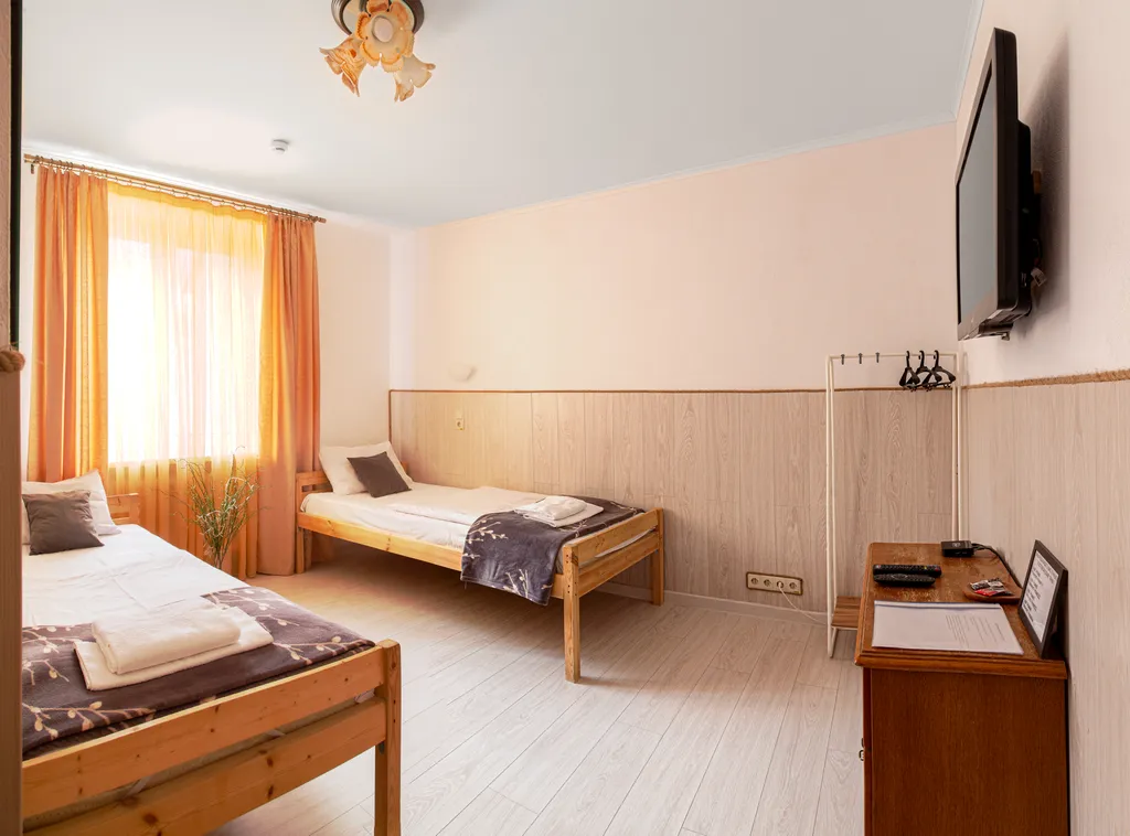 Двухместный номер с 2 отдельными кроватями и общим санузлом