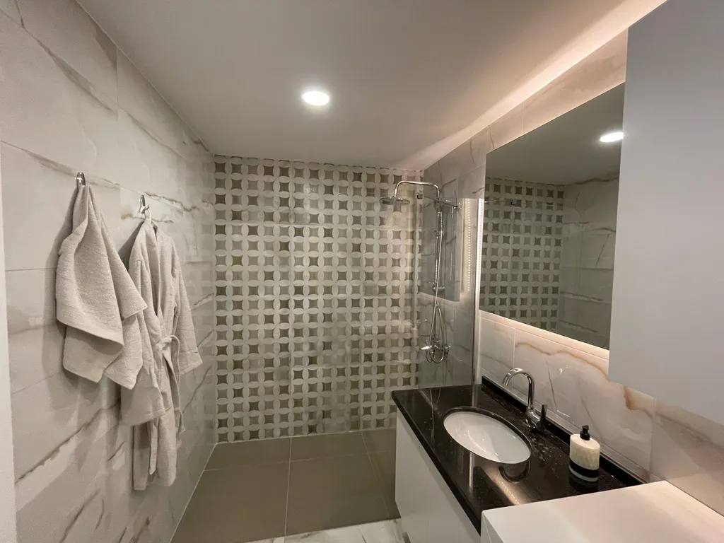 Чудесная новая квартира с видом на горы и море