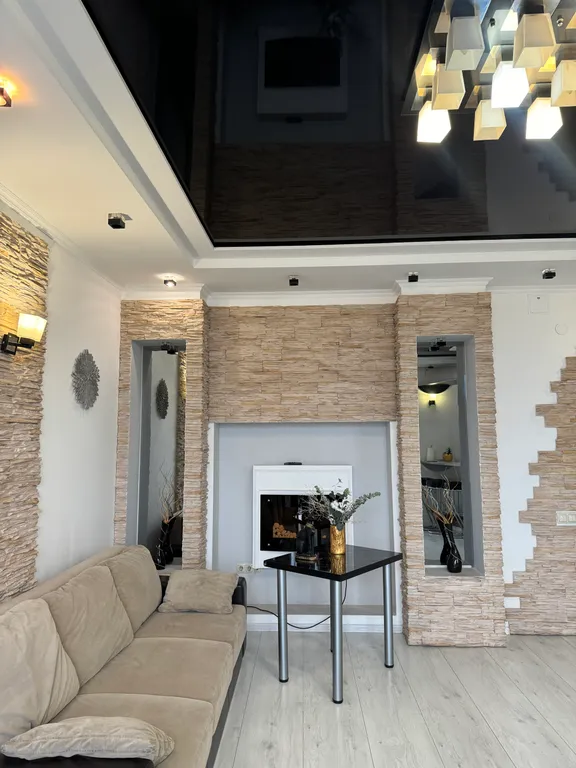 Красивая трёхкомнатная квартира в центре с видом на площадь