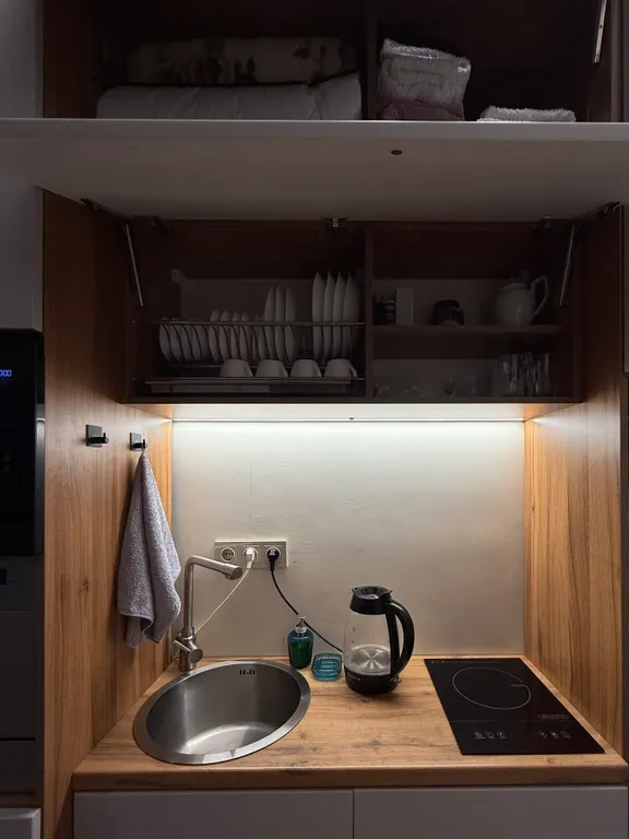 Квартира-студия с кипарисами за окном