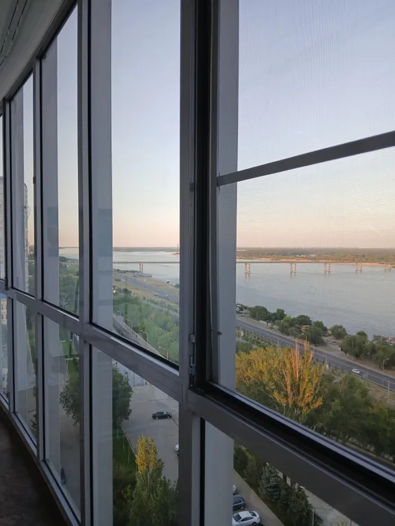 Жизнь с видом реку: огромная лоджия с панорамным остеклением в пол!