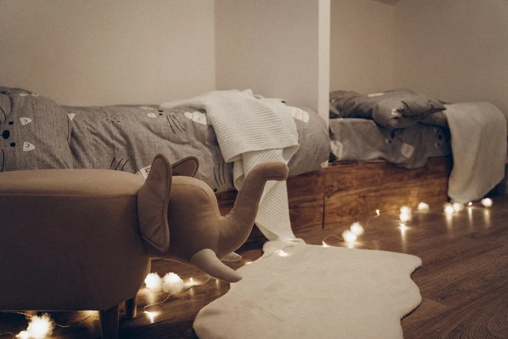 Дом рядом с лесом и прудом