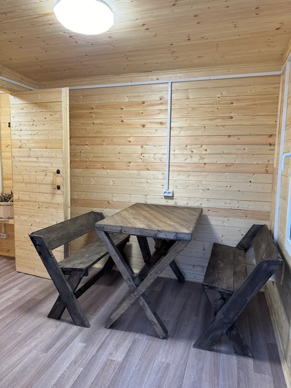 Домик барнхаус в дубовом лесу