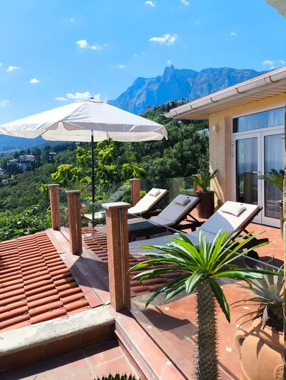 Двухэтажный дом с видом на море