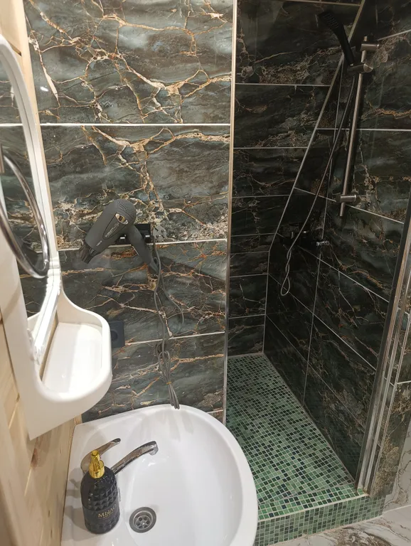 А-фрейм в лесу с баней из бревна липы и горячий чан