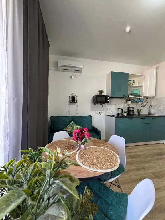 Уютная студия с террасой с видом на горы и бассейны