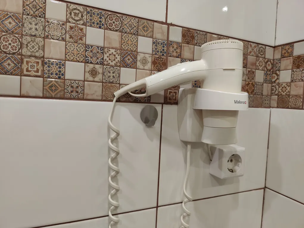 Современный дом с уличной подогреваемой купелью и сауной