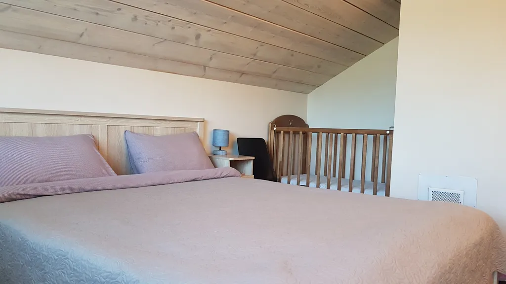 Большой дом с камином и террасой