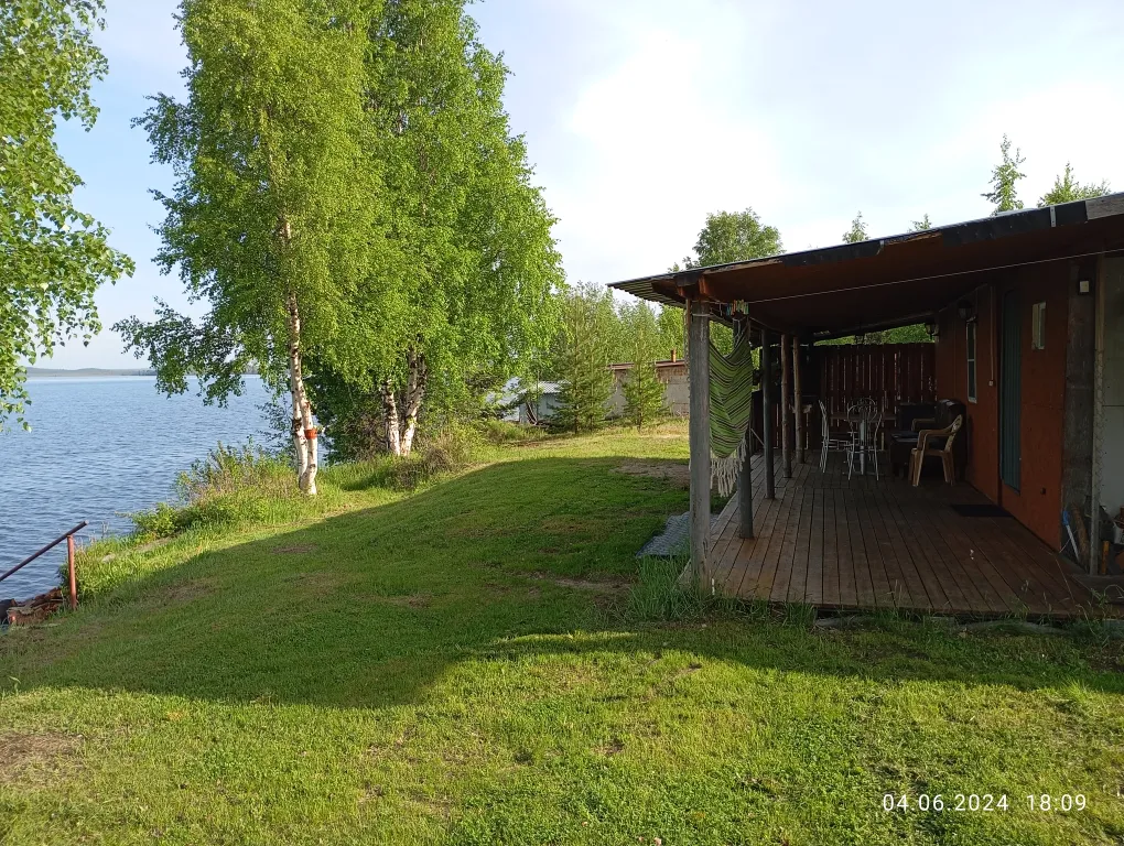 Благоустроенный дом на берегу с баней и катером