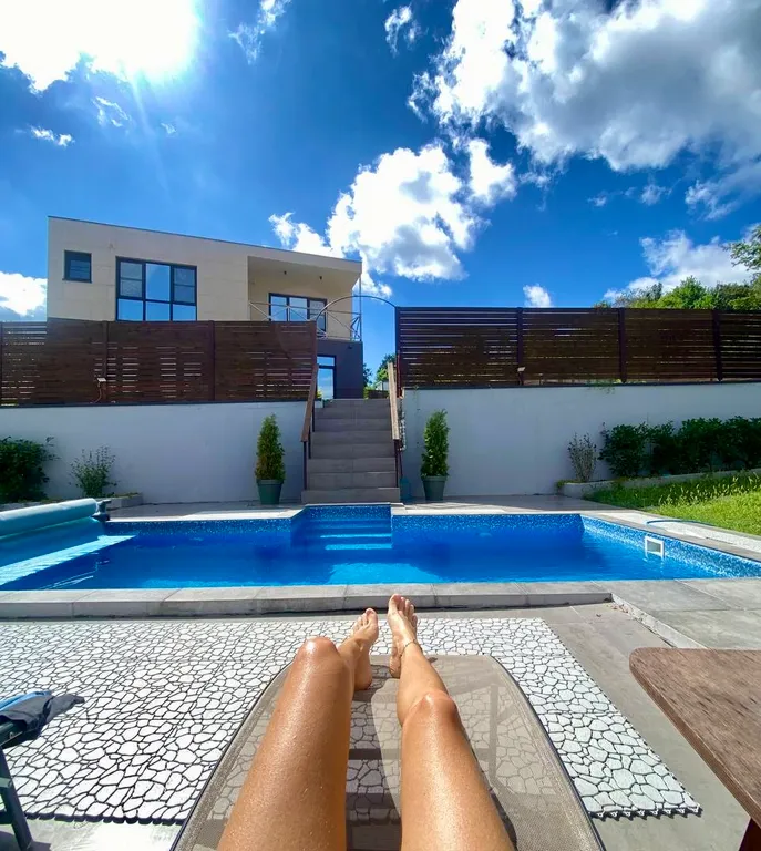 Коттедж Новый современный дом с теплым бассейном и сауной — аренда посуточно в Высокое