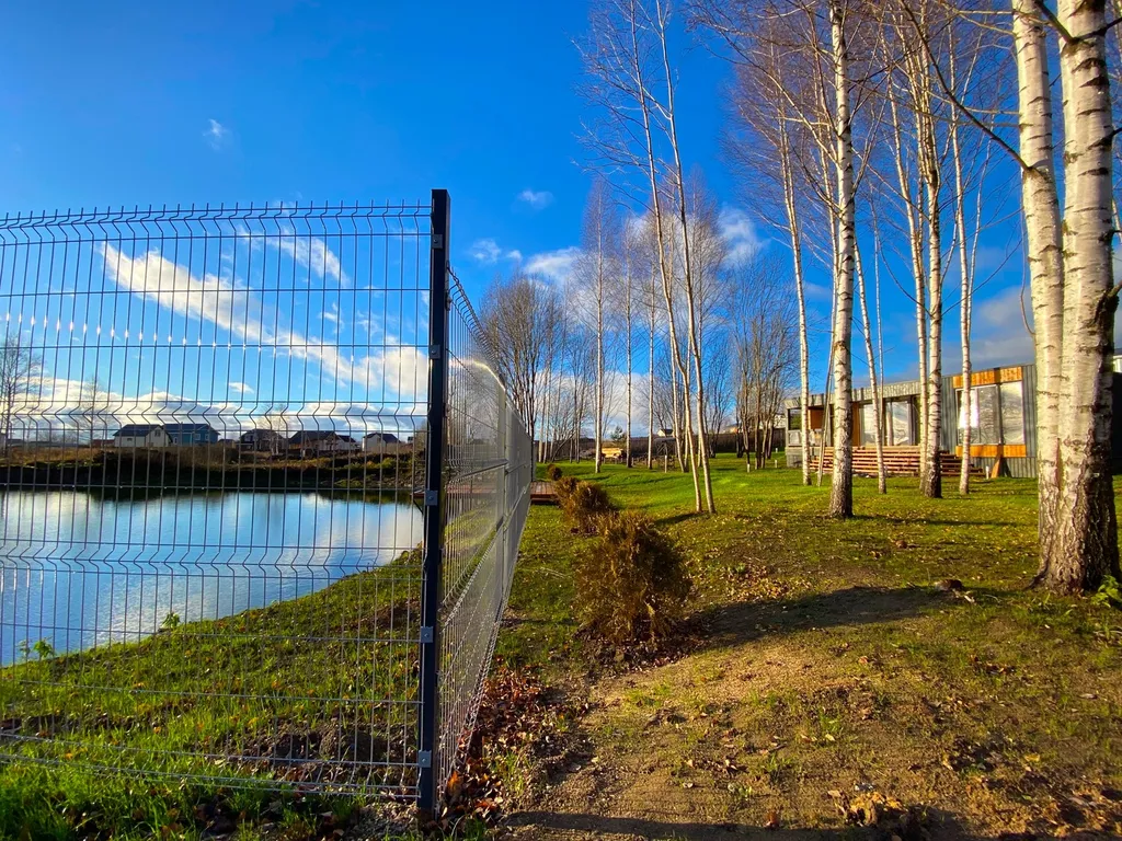 Дом Благодать у пруда с панорамными окнами