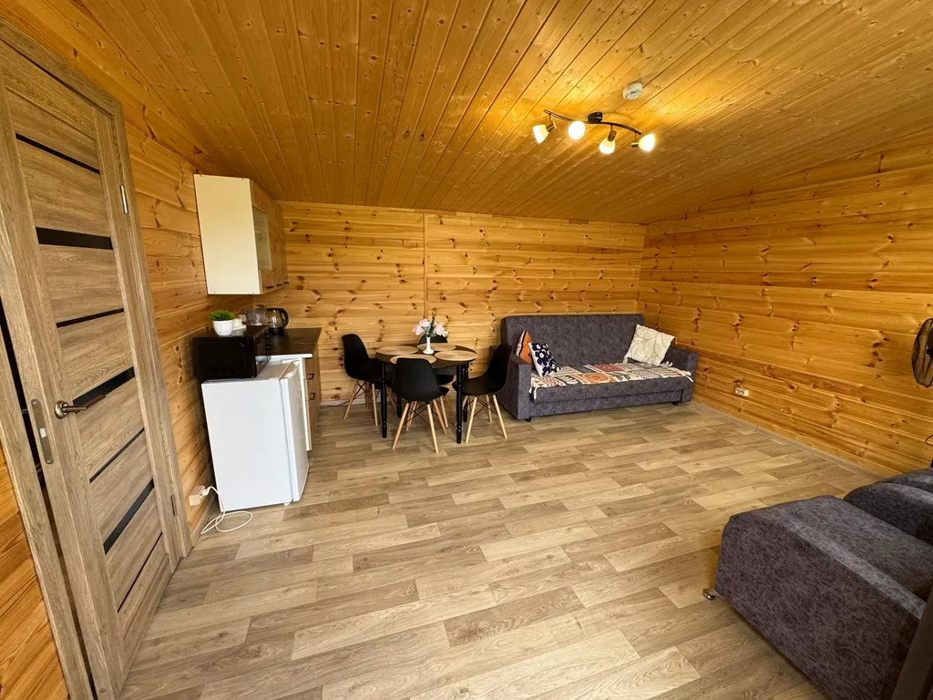 Домик в живописном месте на берегу