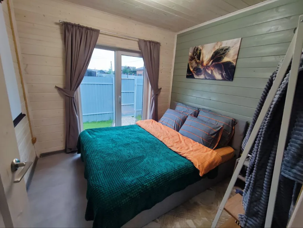 Новый стильный дом в окружении леса