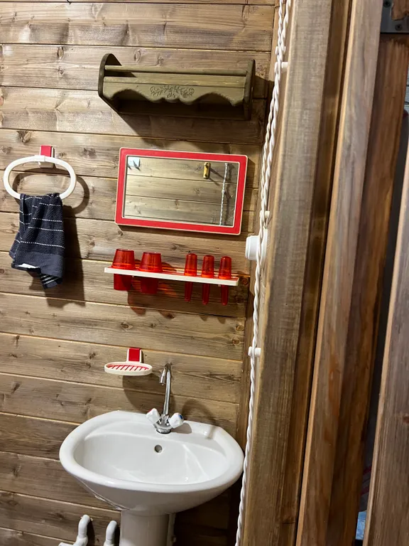 Дом в горах у реки