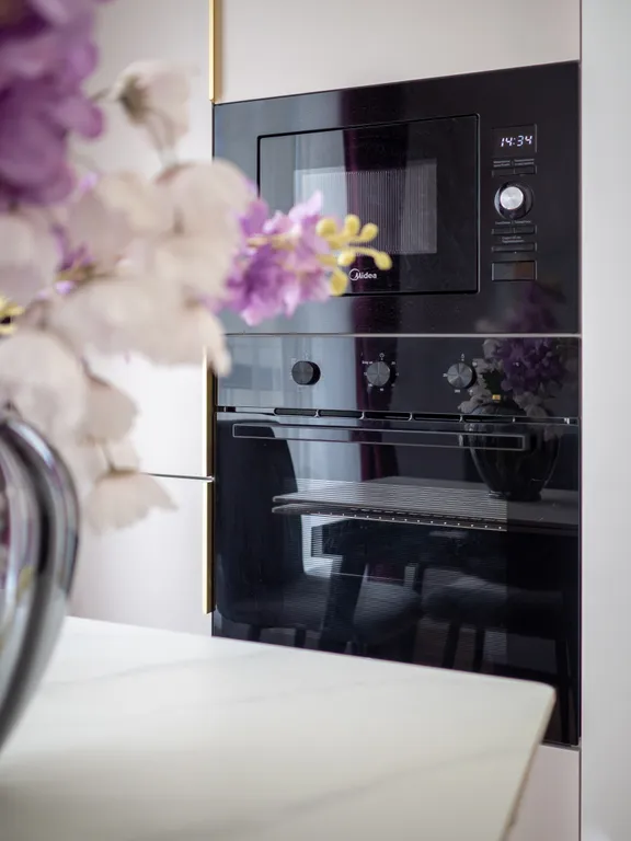 Уютная двухкомнатная квартира в районе Меги с видом на город