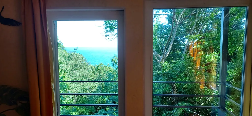 Комната с верандой в доме Остановка Море с видом на море и лес