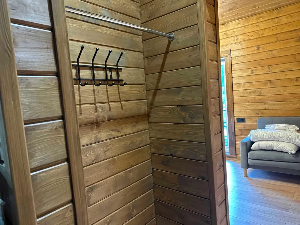 Номер в доме на речке