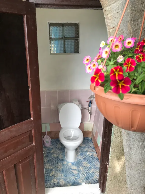 Уютная комната в центре города с видом на море