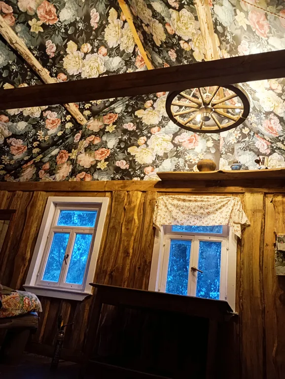 Изба с уютом детства, деревенский дом с баней и русским бытом