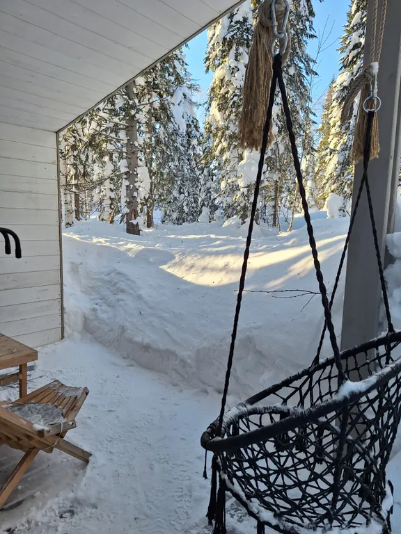 Уютный домик для двоих с террасой в лесу