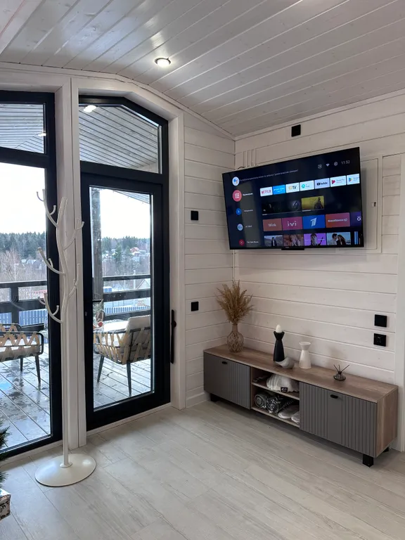 Дом на холме у леса