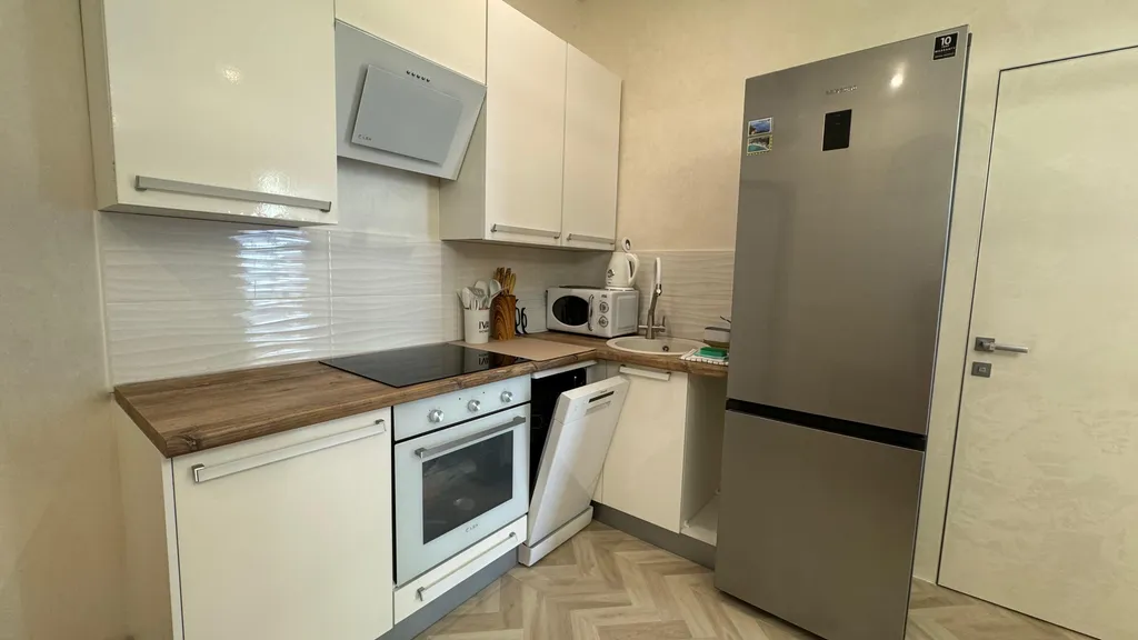 Евротрехкомнатный апартамент с балконом на первой линии