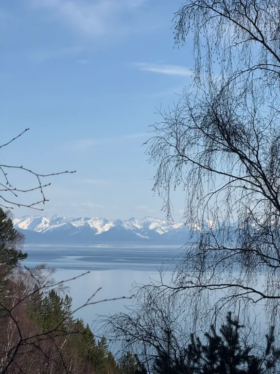 Домик на холме с видом на Байкал