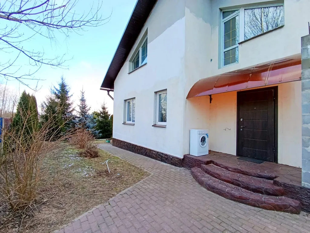 Уютный домик в деревне с беседкой и мангалом на улице