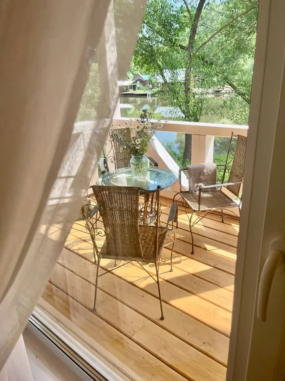 Просторный новый дом на берегу озера у родника