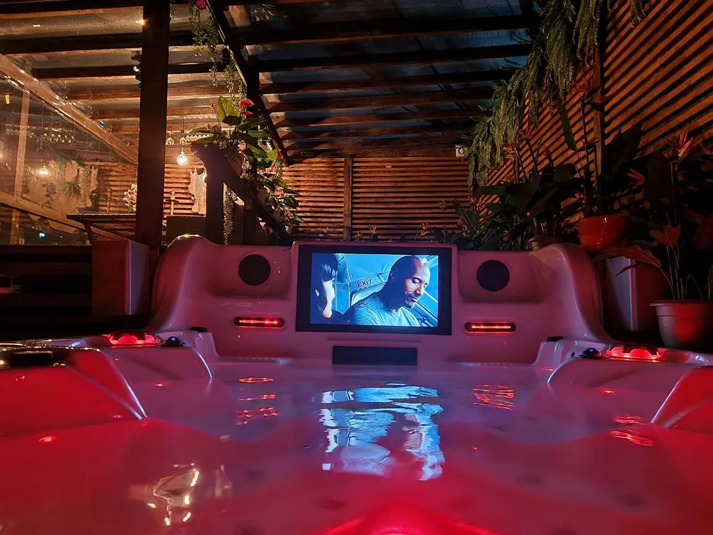 Дом Шилтон Виладж с бассейном, баней и джакузи