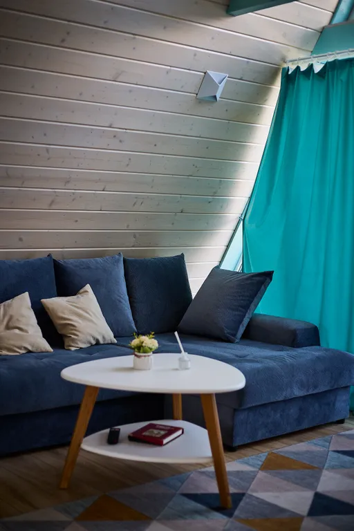 Дом-шалаш на берегу озера