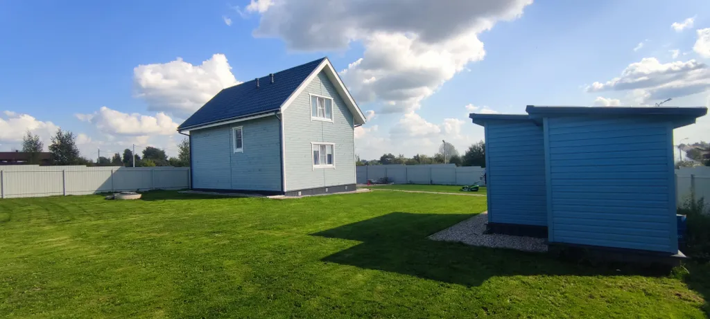 Современный дом с видом на лес