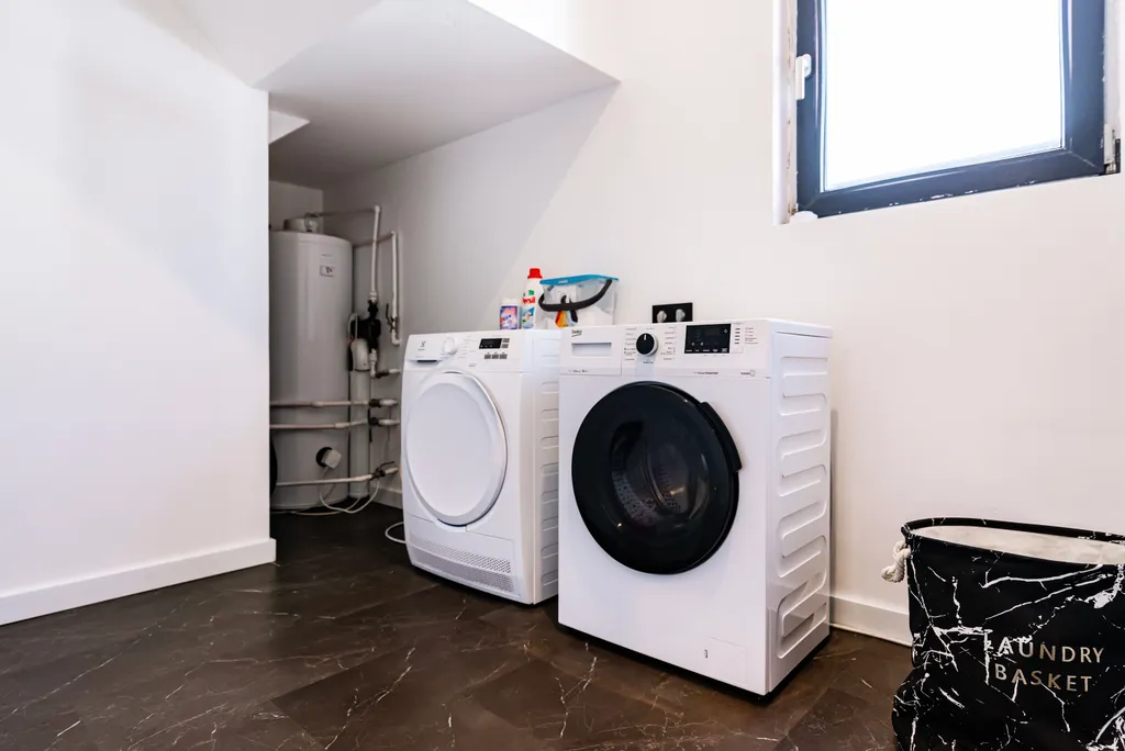 Стильный дом с теплым бассейном и сауной