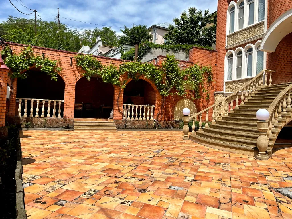 Уникальный, уютный, большой семейный дом. С видом на город