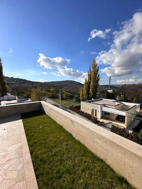 Вилла с бассейном среди виноградников Балаклавы