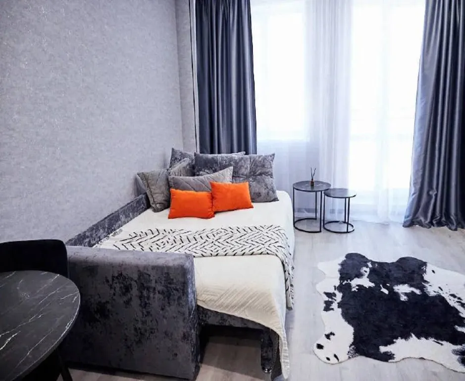 Современная студия с новым дизайнерским ремонтом