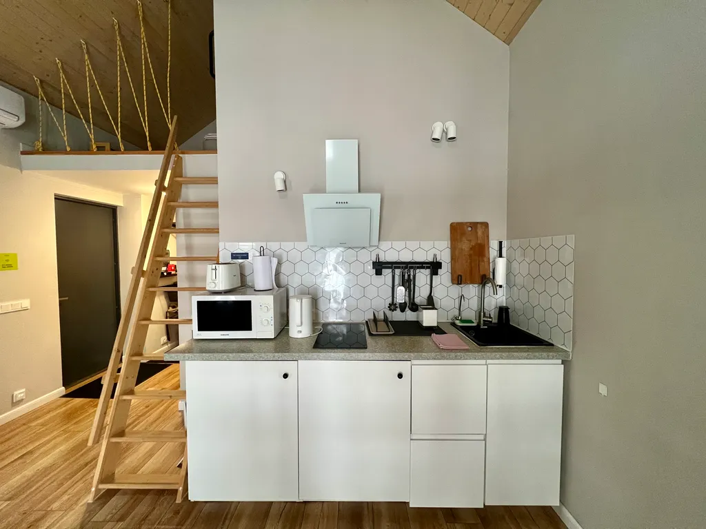 Синий домик в поле