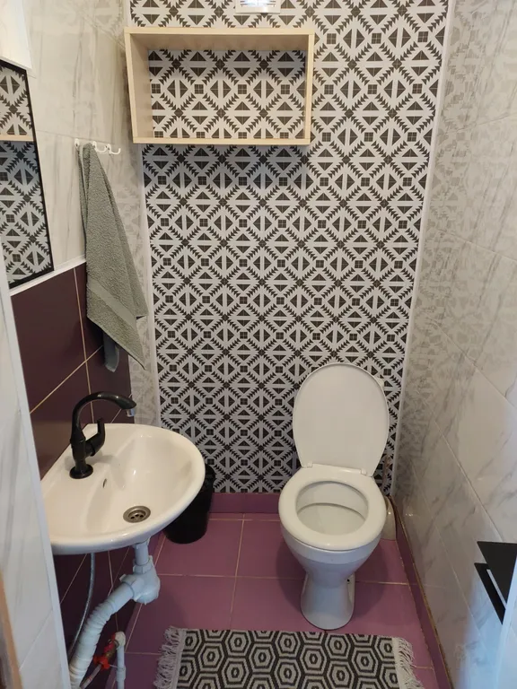 Уютный домик в окружении зелени