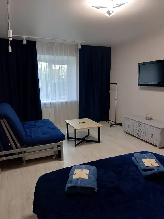 Уютная квартира с видом на яблоневый сад в центре города