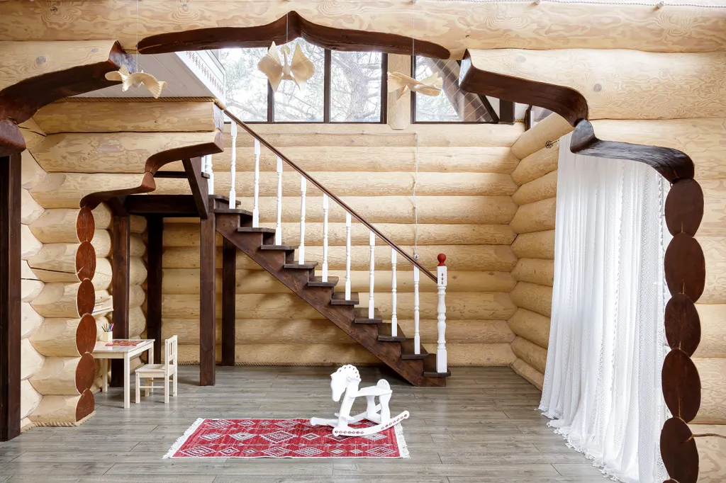 Эко-коттедж в русском стиле с панорамными окнами и террасой в лес