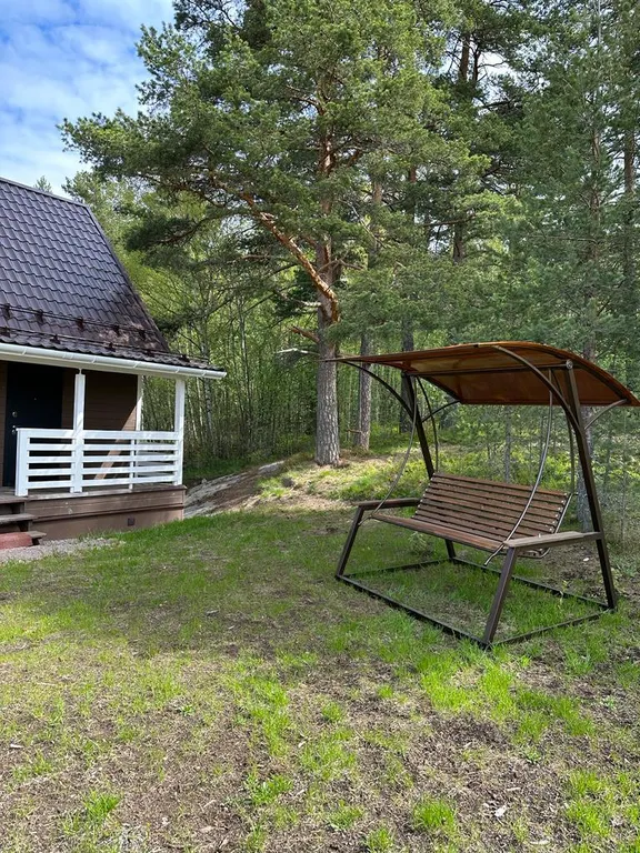 Уютный дом в лесу с видом на залив