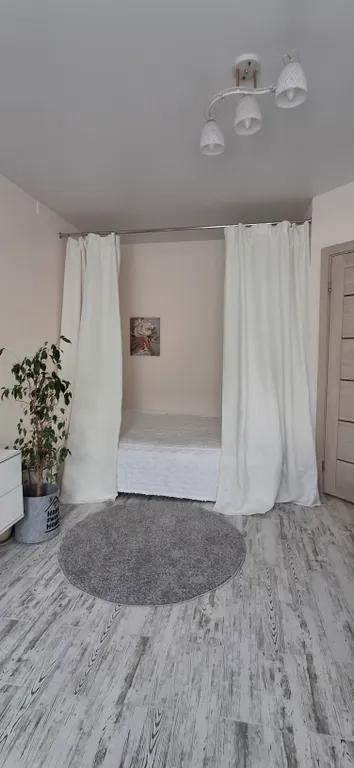 Квартира с подвесными креслами из ротанга на панорамной лоджии