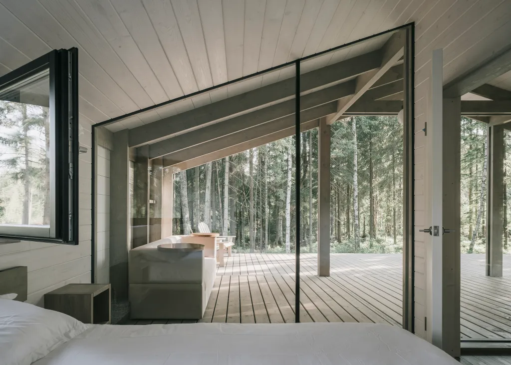 Загородный дом с террасой, баней и видом на лес