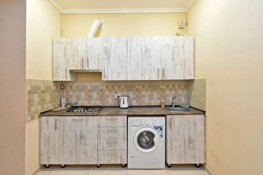 Двухкомнатная светлая квартира с высокими потолками в центре города