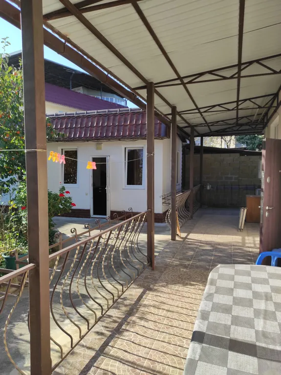 Светлая, просторная комната с выходом на балкон